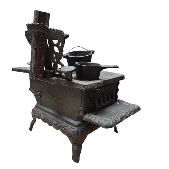 Vintage Crescent Cast Iron Miniature Toy Stove Coal Bin Soup Pot Sauce Pan - Picture 3 of 8